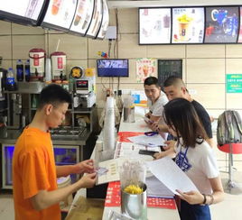 保障網(wǎng)絡(luò)餐飲服務(wù)食品安全，我們?cè)谛袆?dòng)